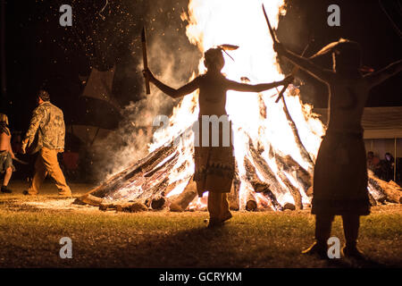 Apaches effectuant une danse du feu de cérémonie dans l'Oklahoma. Banque D'Images