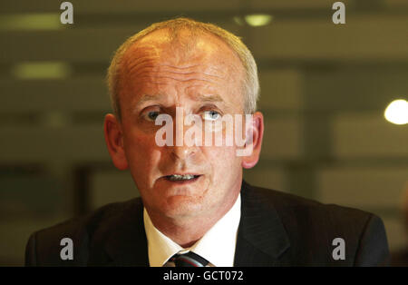 Bernard Gloster, responsable local de la santé Health Service Executive West tient un point de presse après la publication d'un rapport sur le rapport Roscommon Child abus à Dublin. Banque D'Images