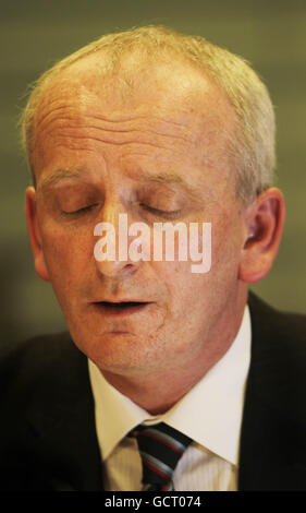 Bernard Gloster, responsable local de la santé Health Service Executive West tient un point de presse après la publication d'un rapport sur le rapport Roscommon Child abus à Dublin. Banque D'Images