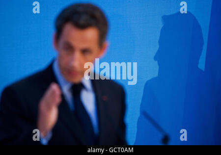 L'ombre du Premier ministre britannique David Cameron tombe sur un mur, alors que le président français Nicolas Sarkozy s'adresse aux médias lors d'un sommet anglo-français à Lancaster House, dans le centre de Londres. Banque D'Images