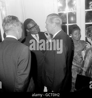 Sir Richard Hull, chef d'état-major de la Grande-Bretagne, s'entretient avec le général Joseph-Desire Mobutu, commandant en chef de l'armée nationale congolaise Banque D'Images