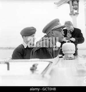 Le général Joseph-Desire Mobutu, commandant en chef de l'armée nationale congolaise, vole un véhicule amphibie lors de sa visite au centre d'entraînement amphibie Royal Marines de Poole, Dorset. Banque D'Images