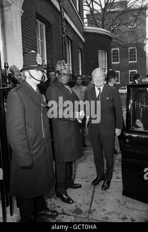 Le Premier ministre Edward Heath dit Au revoir au Président Mobutu du Zaïre, au 10, rue Downing. Banque D'Images