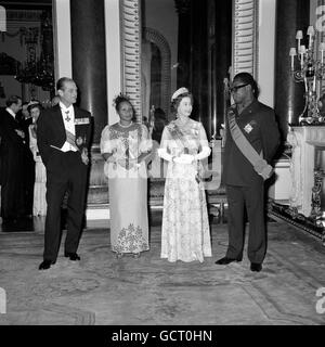 Le président Mobutu du Zaïre et son épouse, Marie-Antoinette Mobutu, avec la reine Elizabeth II et le duc d'Édimbourg au palais de Buckingham, où il a été invité d'honneur lors d'un banquet d'État. Banque D'Images