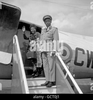 Le général Joseph-Desire Mobutu, commandant en chef de l'armée nationale congolaise, et son épouse, embarquent à bord d'un avion militaire belge à l'aéroport de Northolt pour se rendre à Bruxelles. Banque D'Images