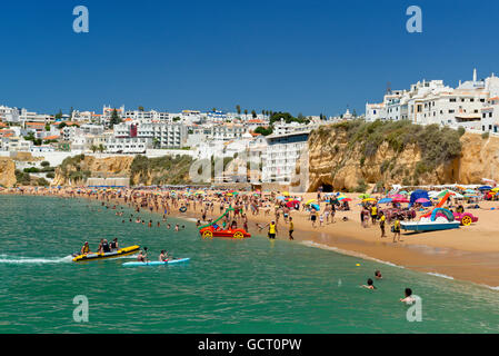 En été, la plage d'Albufeira Algarve, Portugal Banque D'Images