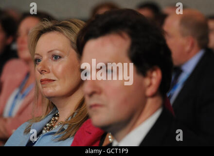 Ffion Hague épouse du secrétaire aux Affaires étrangères William Hague et chancelier George Osborne écoutent le discours de M. Hague à la séance d'ouverture de la Conférence annuelle du Parti conservateur au Centre international des congrès de Birmingham. Banque D'Images