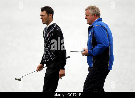 Golf - 38e Ryder Cup - Europe / Etats-Unis - troisième jour - Celtic Manor Resort.Le capitaine européen Colin Montgomerie avec Martin Kaymer (à gauche) pendant les fourballs, pendant la Ryder Cup au Celtic Manor, Newport. Banque D'Images