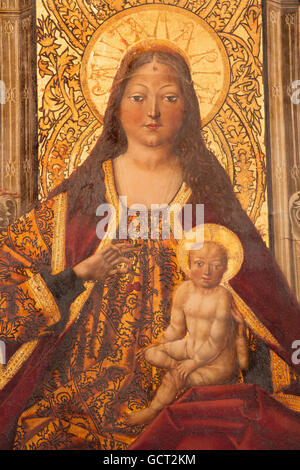 AVILA, ESPAGNE, avril - 18, 2016 : La Vierge sur le trône par Garcia del Barco (1496) dans la région de Catedral de Cristo Salvador Banque D'Images