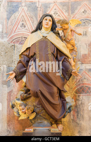 AVILA, ESPAGNE, avril - 18, 2016 : l'sculpté polychrome statue de sainte Thérèse d'Avila dans Catedral de Cristo Salvador Banque D'Images