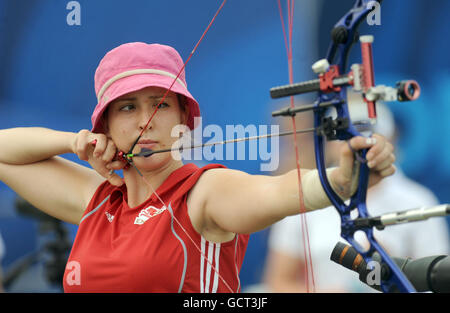 Sport - Jeux du Commonwealth 2010 - quatrième jour - Delhi.Danielle Brown en Angleterre pendant la finale de tir à l'arc de l'équipe féminine lors des Jeux du Commonwealth de 2010 à New Delhi, en Inde. Banque D'Images