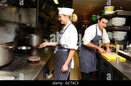 Lisa Faulkner, lauréate de Celebrity MasterChef en 2010 et Dhruv Baker, lauréate de MasterChef en 2010, cuisinant au restaurant MasterChef Pop Up de Meza, Soho. Banque D'Images