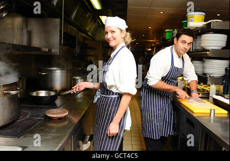 Lisa Faulkner, lauréate de Celebrity MasterChef en 2010 et Dhruv Baker, lauréate de MasterChef en 2010, cuisinant au restaurant MasterChef Pop Up de Meza, Soho. Banque D'Images