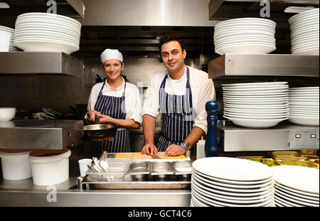 Lisa Faulkner, gagnante 2010 du MasterChef de célébrité et Dhruv Baker, gagnante 2010 du Masterchef, au restaurant MasterChef Pop Up de Meza, Soho. Banque D'Images