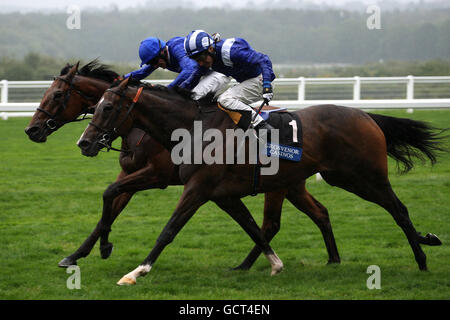 Laaheb monté par le jockey Richard Hills (premier plan) gagne avec un Finition photo de la galerie Whispering, juriée par le Jockey Kieren Fallon Dans les casinos Grosvenor Cumberland Lodge Stakes à l'hippodrome d'Ascot Banque D'Images