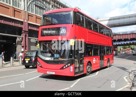 Une vue d'un côté ensoleillé CT PLUS LONDRES ALEXANDER DENNIS ENVIRO 400H DE BUS DE LA VILLE SUR LA ROUTE 26 À WATERLOO Banque D'Images