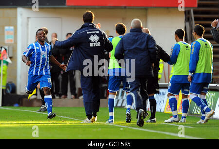 Kazenga Lualua, de Brighton & Hove Albion, célèbre son troisième but lors du match de la npower football League One à la Valley, Londres. Banque D'Images