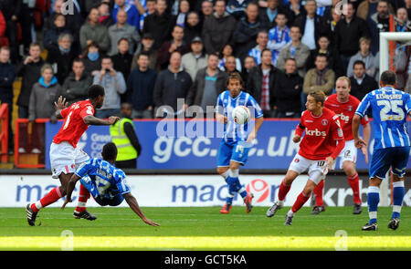 Kazenga Lualua, de Brighton et Hove Albion, a marqué son troisième but lors du match de la npower football League One à la Valley, Londres. Banque D'Images