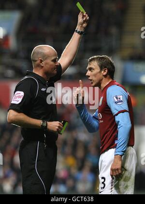 Football - Barclays Premier League - Aston Villa / Chelsea - Villa Park.L'arbitre Lee Mason montre le carton jaune Stephen Warnock (à droite) de la villa Aston Banque D'Images