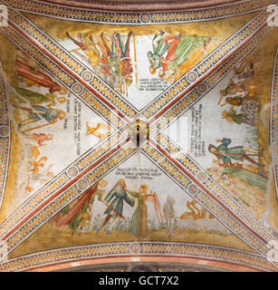 CREMONA, ITALIE - 25 MAI 2016 : la fresque au plafond gothique dans transept gauche de la Cathédrale avec les scènes de l'Ancien Testament. Banque D'Images