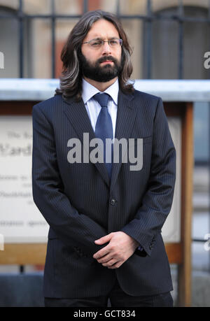 Le chauffeur de métro Timothy Batkin quitte la High court à Londres aujourd'hui après avoir témoigné de l'enquête de juillet 7 sur les attentats à la bombe de 2005. Banque D'Images