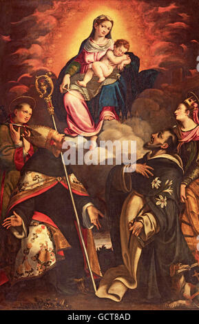 CREMONA, ITALIE : haletant de Madonna en gloire avec les saints par Antonio Mainardi (1585) à l'église Chiesa di San Agostino. Banque D'Images