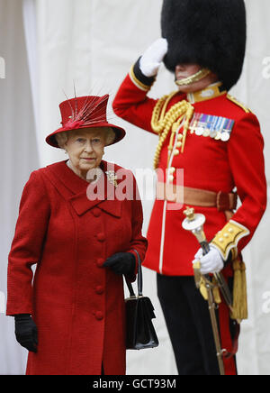 La reine Elizabeth II de Grande-Bretagne passe devant un garde lors d'une cérémonie de bienvenue pour le cheik Hamad bin Khalifa Al-Thani sur le terrain du château de Windsor. Banque D'Images