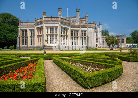 Château de Highcliffe et jardins, Dorset, Angleterre Banque D'Images