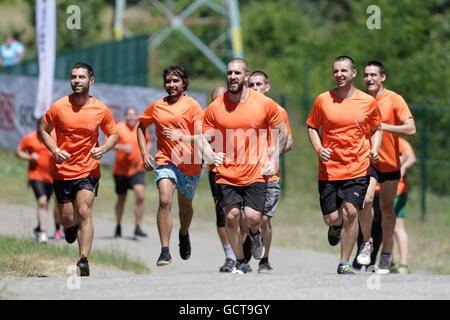 Sofia, Bulgarie - Juillet 9, 2016 : Les participants sont en cours d'exécution dans un groupe à la légion courir sport extrême défi près de Sofia. La sp Banque D'Images