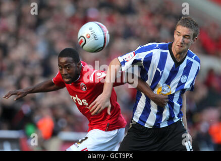 Joe Anyinsah, de Charlton Athletic, est en compétition pour le ballon avec Mark Beevers (à droite) de Sheffield Wednesday lors du match de npower League One à la Valley, Londres. Banque D'Images