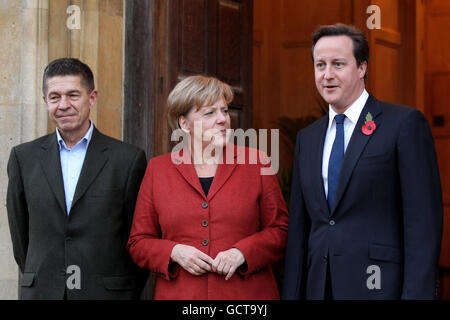 Le Premier ministre britannique David Cameron salue la chancelière allemande Angela Merkel et son mari Joachim Sauer devant Chequrs, à Aylesbury. Banque D'Images