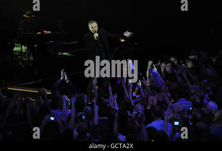 USAGE ÉDITORIAL SEUL Neil Diamond se produit ce soir au Roundhouse, à Londres, pendant la BBC radio 2 Electric Proms.APPUYEZ SUR ASSOCIATION photo.Date de la photo: Samedi 30 octobre 2010.Le crédit photo devrait se lire comme suit : Fiona Hanson/PA Wire Banque D'Images