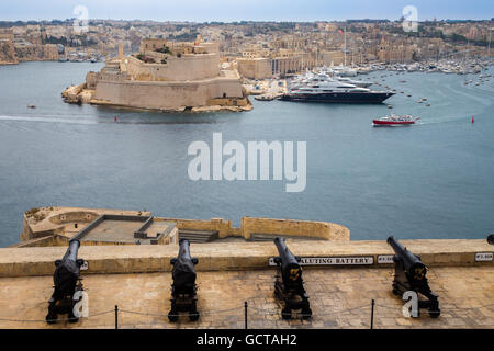 Vue de La Valette Upper Barrakka Gardens sur la batterie de canons Salut le Grand Port et Senglea trois villes, M Banque D'Images