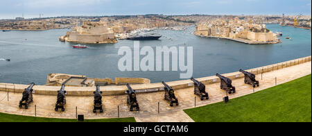 Vue de La Valette Upper Barrakka Gardens sur la batterie de canons Salut le Grand Port et Senglea, Birgu Trois Villes Banque D'Images