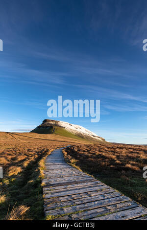 Pennine Way National Trail traverse au sol marécageux sur la promenade de bois sur la route de Pen-y-ghent, Yorkshire Dales National Park, Royaume-Uni Banque D'Images