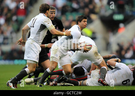 La moitié anglaise de Scrum Ben Youngs (au centre) porte le ballon de l'arrière d'un ruck Banque D'Images