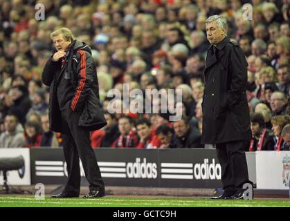Football - Barclays Premier League - Liverpool / Chelsea - Anfield.Roy Hodgson, directeur de Liverpool (à gauche), et Carlo Ancelotti, directeur de Chelsea, sur la ligne de contact Banque D'Images