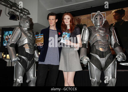 Les stars de l'émission Matt Smith et Karen Gillan posant avec Cybermen, lors d'une signature en magasin pour le coffret DVD de l'émission télévisée BBC1 Dr Who, dans le centre de Londres. Banque D'Images