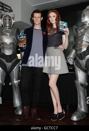 Les stars de l'émission Matt Smith et Karen Gillan, lors d'une signature en magasin pour le coffret DVD de l'émission télévisée BBC1 Dr Who, dans le centre de Londres. Banque D'Images