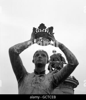 Deux statues à Stratford-upon-Avon; William Shakespeare (derrière) et Price Hal (Henry V), qui était le personnage principal dans l'une des pièces d'histoire de Shakespeare, 'Henry V' Banque D'Images