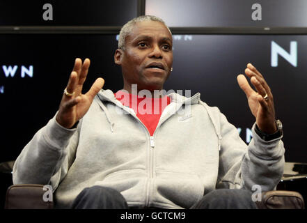 Carl Lewis lors de la réouverture officielle de Nike Town à Oxford Circus, dans le centre de Londres. Banque D'Images