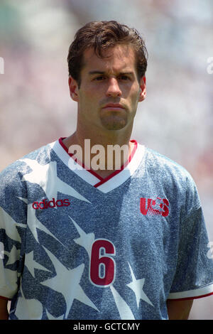 Football - coupe du monde de la FIFA 1994 Etats-Unis 94 - Groupe A - Etats-Unis / Roumanie - Rose Bowl, Pasadena. Milieu de terrain des États-Unis John Harkes. Banque D'Images