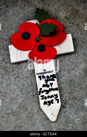 Une croix layée par Jonny Osborne, âgé de sept ans, lors d'un service commémoratif au Cenotaph à Whitehall, dans le centre de Londres, pour marquer l'anniversaire de la Journée de l'armistice, lorsque la paix est revenue en Europe à la fin de la première Guerre mondiale. Banque D'Images