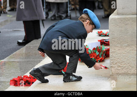 Jonny Osborne, âgé de sept ans, portant les médailles de son grand-oncle, Sapper Lawrence Burton, présente une croix avec des coquelicots à un service de mémoire au Cenotaph à Whitehall, dans le centre de Londres, pour marquer l'anniversaire de la Journée de l'armistice, Lorsque la paix est revenue en Europe à la fin de la première Guerre mondiale. Banque D'Images