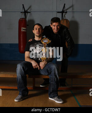 Le champion britannique Super-Middlewhuit Paul Smith (à gauche) avec son ami le capitaine de Liverpool Steven Gerrard pendant le photocall à Salisbury ABC, Liverpool. Banque D'Images