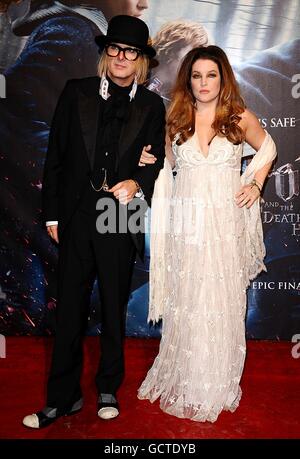 Lisa Marie Presley et Michael Lockwood arrivant pour la première mondiale de Harry Potter et des Hallows de Deathly : première partie, à l'Odeon West End, Leicester Square, Londres. Banque D'Images