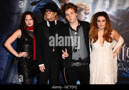 Lisa Marie Presley, Michael Lockwood et les invités arrivant pour la première mondiale de Harry Potter et les Hallows de Deathly : première partie, à l'Odeon West End, Leicester Square, Londres. Banque D'Images