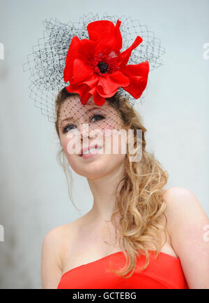 La chanteuse classique Hayley Westenra présente un chapeau de coquelicot Beth Morgan et une robe Jasper Conran au Imperial War Museum de Londres, pour aider au lancement de la Royal British Legion « We Wwill Remember them », une collection de mots et de musique qu'elle et d'autres célébrités ont contribué, En faveur de l'appel du coquelicot. Banque D'Images