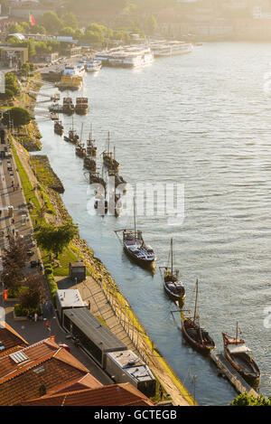 Rabelos bateaux amarrés dans le fleuve Douro, dans la ville de Vila Nova da Gaia au coucher du soleil. Le Portugal. Banque D'Images