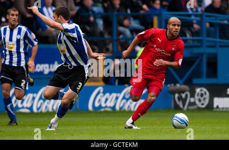 Adam Chambers de Leyton Orient passe devant Lewis Buxton de Sheffield Wednesday (à gauche) lors du match npower League One à Hillsborough, Sheffield. Banque D'Images